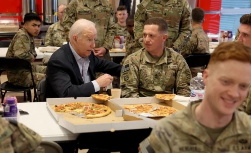 Байдън похапна пица с американски военни в Полша
